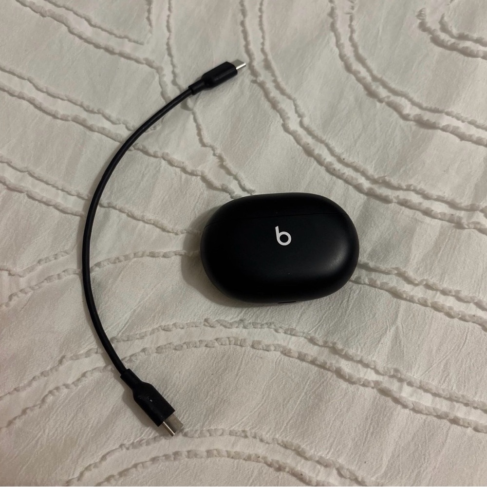 Beats by Dre Black Earbud Headphones - Picture 3 of 3